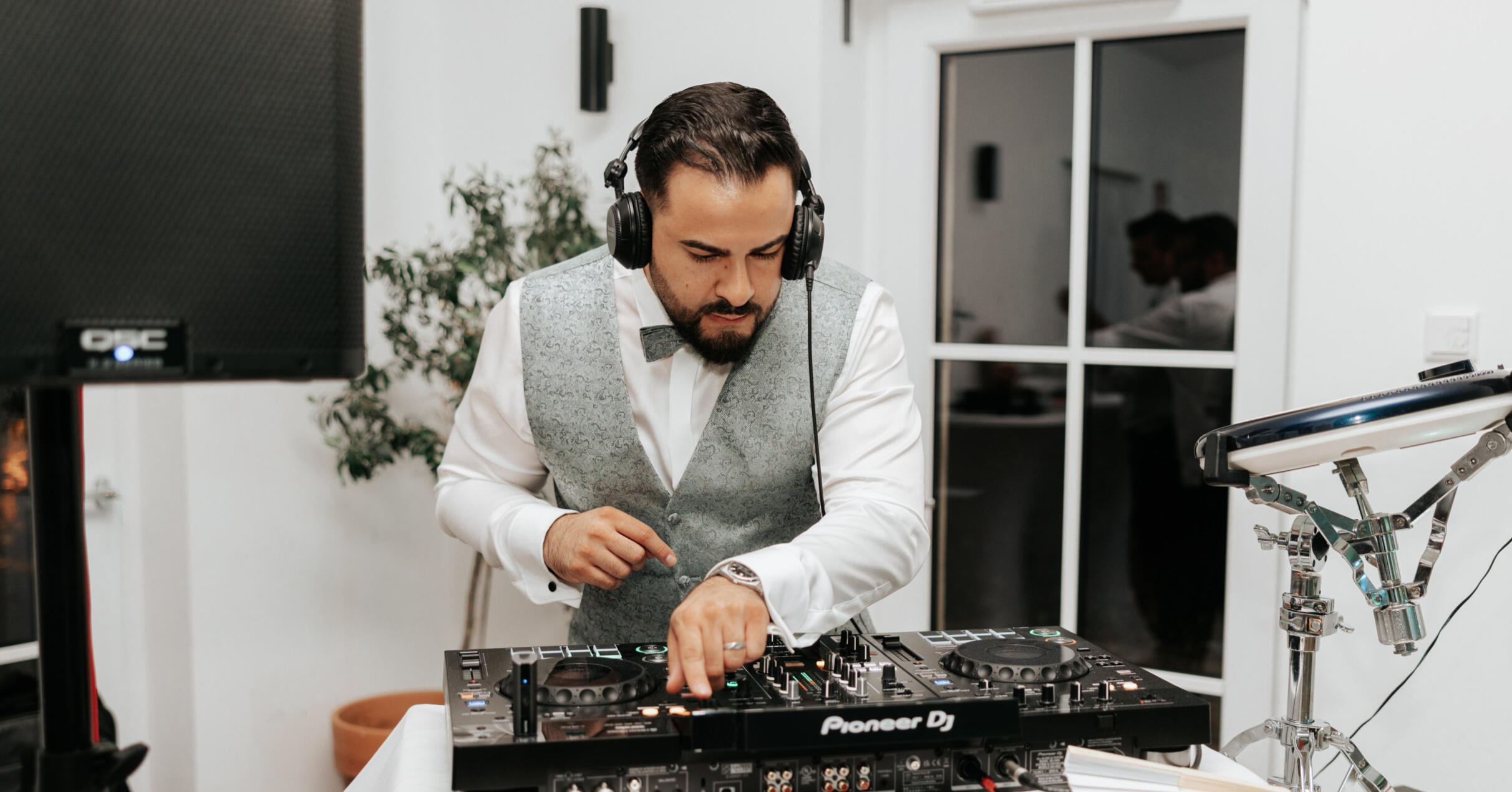 Dj Hcohezeitsfeier Königstein bei Frankfurt Ein DJ Mischpult mit leuchtenden Knöpfen der Dj spielt die Musik live ab für das Publikum