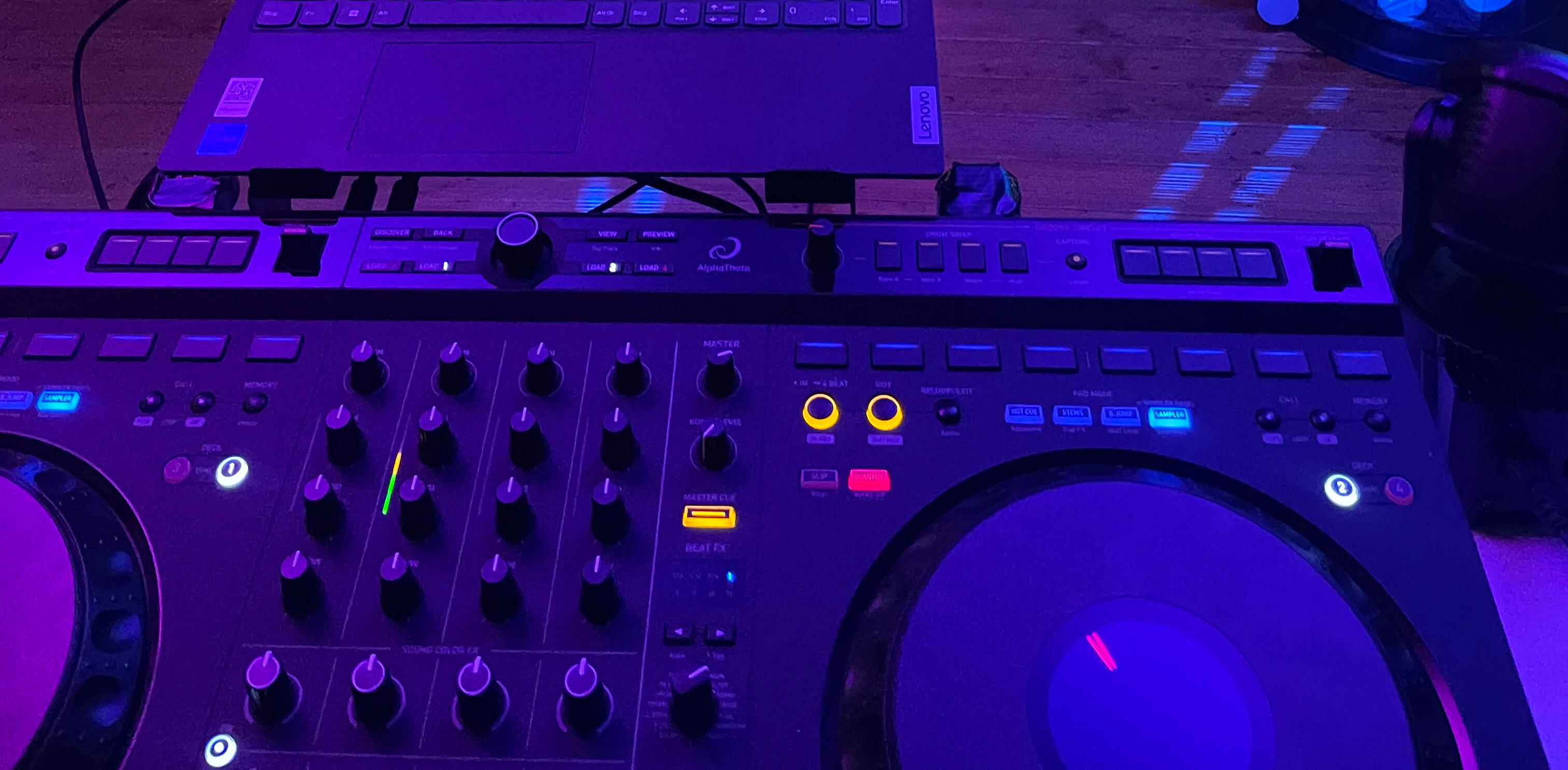 Dj Hcohezeitsfeier Königstein bei Frankfurt Ein DJ Mischpult mit leuchtenden Knöpfen der Dj spielt die Musik live ab für das Publikum