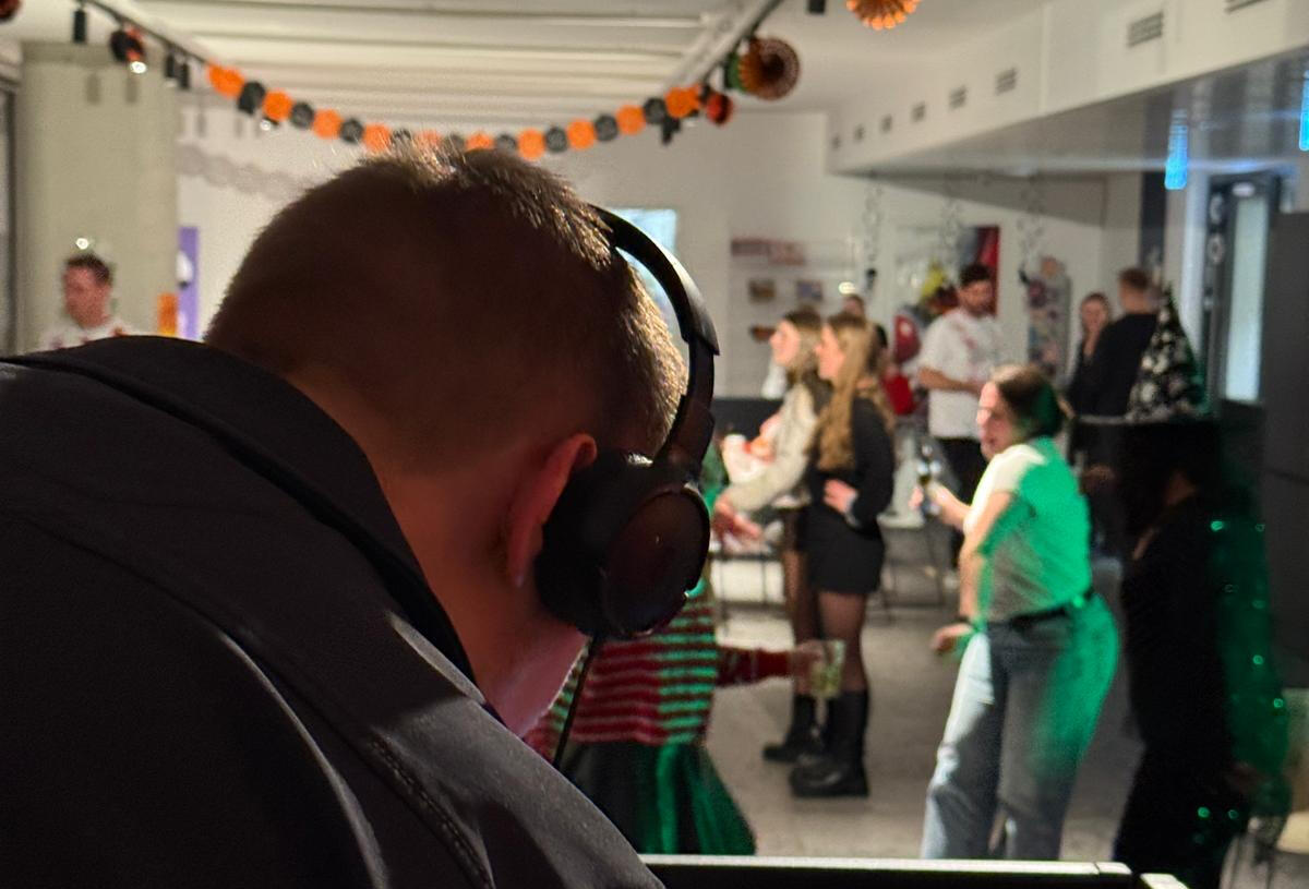 Dj Hcohezeitsfeier Königstein bei Frankfurt Ein DJ Mischpult mit leuchtenden Knöpfen der Dj spielt die Musik live ab für das Publikum