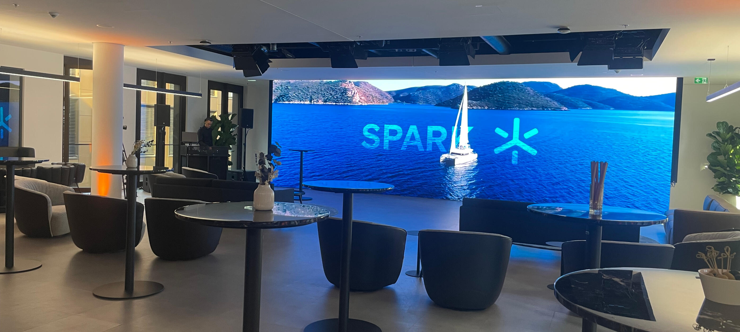 DJ-Controller mit laufendem Set bei einer Party im Raum Gießen